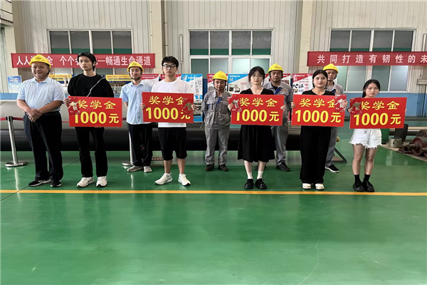 济南天盟热喷涂公司是一家关注员工和学生福利企业，不仅致力于技术的传承，更关注着学生的成长和发展。在公司董事长的关怀下，不仅提供了1000元的企业学生援助，还为学生们提供了温暖的帮助和支持。  济南天盟董事长薛云领上台致辞，考上大学是人生关键转折点，也是一个新的起点。集团公司非常关心职工子弟的健康成长，多年来一直用爱心助学的方式，帮助集团内员工的子女顺利完成学业，为社会培育人才，为职工解决后顾之忧。在公司董事长的致辞中，他强调了企业的社会责任和对员工和学生的关爱。他表示，企业不仅要在技术和产业上不断创新，更要关注员工和学生的成长。因此，公司决定设立了1000元的企业学生援助，帮助学生顺利完成学业。这一举措得到了员工和学生的一致好评，也展现了济南天盟热喷涂公司作为一家关爱型企业的形象。   爱心企业助学-济南天盟.jpg  同时一位优秀的学生代表分享了自己的成长故事。他表示，在济南天盟热喷涂公司的关怀下，他得到了不仅是物质上的帮助，更是精神上的支持。他感谢公司为他提供的学习机会和成长平台，让他能够更好地发展自己的技能和能力。表示自己将努力学习，将来也会回报社会，传承企业的关爱精神。  爱心企业助学-济南天盟..jpg  济南天盟热喷涂公司作为一家关爱学生的企业，不仅在技术和产业上有着卓越的表现，更在关爱员工和学生方面树立了良好的榜样。他们的举措不仅体现了企业的社会责任，更展现了企业的人文关怀。通过这样的举措，济南天盟热喷涂公司为更多的企业树立了良好的榜样，也为学生提供了更多的成长机会。  在未来，希望更多的企业能够关注员工和学生的成长，传承企业的关爱精神，为社会的发展贡献自己的力量。让香蕉看片视频共同努力，让关爱之心在企业和社会中传递，让更多的学生能够得到帮助和支持，共同创造美好的未来。   爱心企业助学-济南天盟.jpg.jpg
